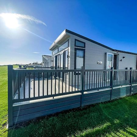 Stunning Caravan With Full Sea Views At Broadland Sands In Suffolk Ref 20236Bs Hopton on Sea Exterior photo