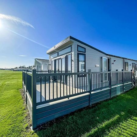 Stunning Caravan With Full Sea Views At Broadland Sands In Suffolk Ref 20236Bs Hopton on Sea Exterior photo