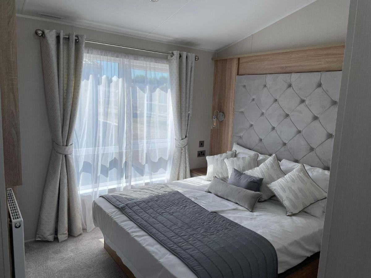 Stunning Caravan With Full Sea Views At Broadland Sands In Suffolk Ref 20236Bs Hopton on Sea Exterior photo