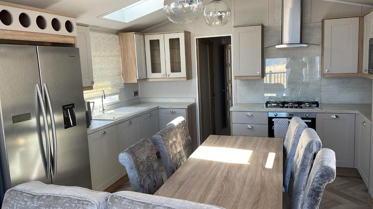 Stunning Caravan With Full Sea Views At Broadland Sands In Suffolk Ref 20236Bs Hopton on Sea Exterior photo